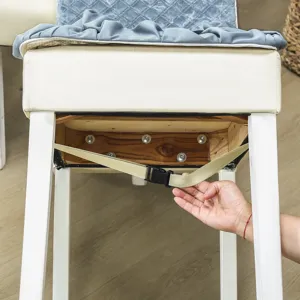 Vue détaillée de la sangle de fixation de housse de chaise élastique avec boucle sécurisée.