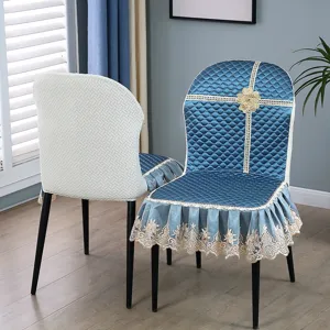Vue détaillée de housses de chaise nordiques élégantes, dentelle matelassée bleue et texture blanche.
