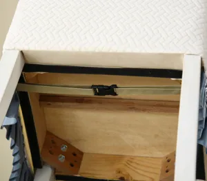 Détail de housse de chaise de salle à manger élastique avec sangles sécurisées et tissu matelassé.