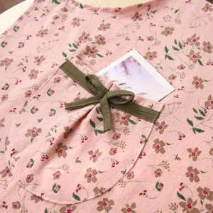 Grazioso grembiule floreale rosa tasca dettaglio con fiocco verde tessuto traspirante cucina