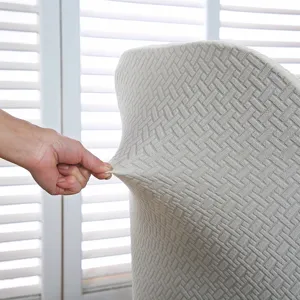 Gros plan montrant la haute élasticité et le tissu texturé de la housse de chaise.