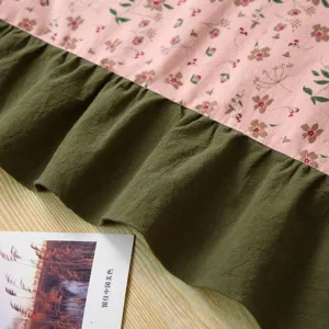 Dettaglio tessuto grembiule tela floreale rosa stile principessa cucina lavoro nuovo