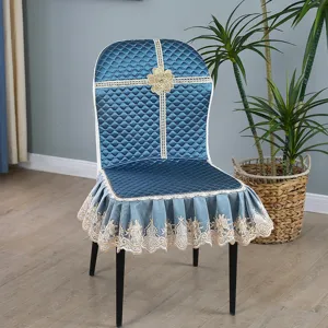 Vue détaillée de la housse de chaise de salle à manger matelassée avec dentelle et broderie.