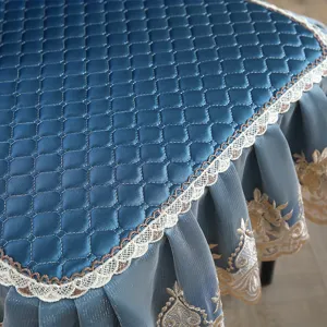 Housse de chaise de salle à manger matelassée avec bordure en dentelle élégante, bleue et chic.