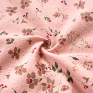 Primo piano dettagliato del tessuto in tela floreale traspirante con stampa rosa.
