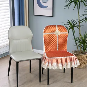 Vue détaillée de la housse de chaise de salle à manger matelassée avec bordure en dentelle.
