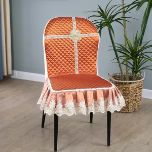 Housse de chaise de luxe nordique, velours matelassé orange avec détails de dentelle.