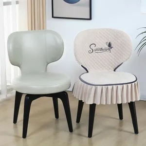 Fodera per sedia da pranzo moderna e minimalista con gonna plissettata ed elegante ricamo.