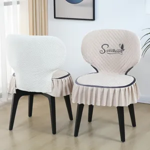 Fodera per sedia da pranzo trapuntata con gonna elegante, coprisedia in tessuto moderno.