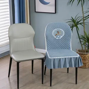 Vue détaillée de la housse de chaise matelassée de style nordique avec broderie de cerf et dentelle.