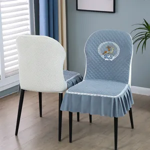 Housse de chaise de salle à manger incurvée nordique avec broderie de cerf et antidérapant.