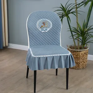 Housse de chaise de salle à manger nordique avec broderie de cerf et bordure en dentelle.