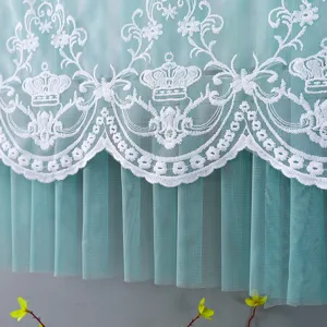 Copertura antipolvere per condizionatore con elegante pizzo e ricamo floreale dettagliato.