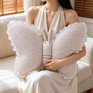 Süßes schmetterlingsförmiges Kissen mit Blumenmuster, Spitzenbesatz und weichem Baumwollleinen.