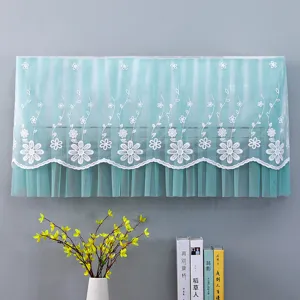 Copertura antipolvere per condizionatore verde menta con delicato ricamo floreale bianco.