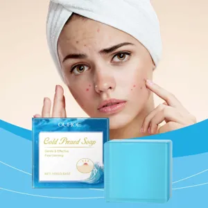 Vue détaillée du savon visage pressé à froid OUHOE, doux et efficace pour une peau claire.