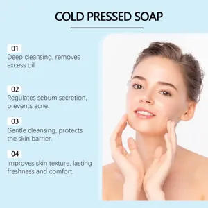 Vue détail du savon saponifié à froid, montrant le nettoyage du visage et la fraîcheur.