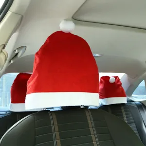 Kerstmuts autohoofdsteunhoezen op stoelen voor een feestelijke kerstsfeer.