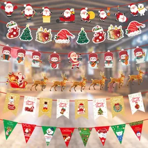 Vue détaillée de diverses bannières de Noël en papier et guirlandes de fête