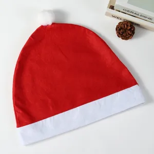Detailweergave van een rood-witte kerstmuts auto-hoofdsteunhoes op een witte basis