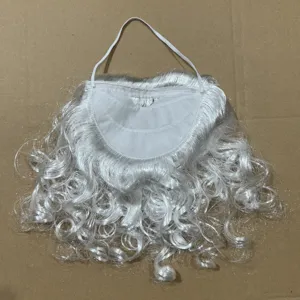Dettaglio di una barba bianca riccia di Babbo Natale con fascia elastica natalizia.