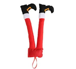 Dettaglio gambe di elfo di Babbo Natale in peluche con nastro rosso da appendere