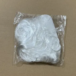 Primo piano di una barba riccia bianca di Babbo Natale in confezione di plastica