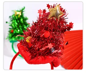 Dettaglio macro del cerchietto albero di Natale rosso con ghirlande e stella d'oro