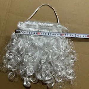 Dettaglio macro che mostra la misura di 22 cm di una barba bianca riccia da Babbo Natale