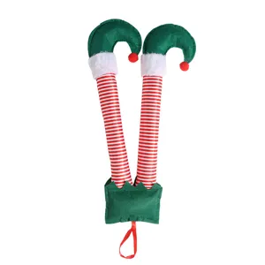 Gambe di elfo di Natale da appendere con strisce rosse e bianche e scarpe di feltro