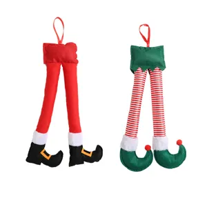 Decorazioni natalizie sospese a forma di gambe di elfo e Babbo Natale per le feste