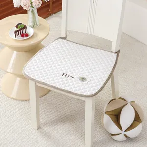 Weißes gestepptes Stuhlkissen mit süßer Stickerei und rutschfestem Design für Zuhause.