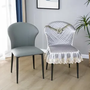Housse de chaise de salle à manger grise matelassée avec bordure en dentelle élégante.