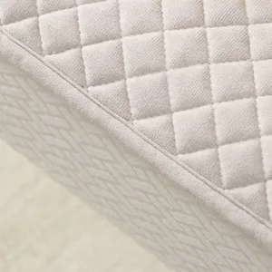 Gros plan détail housse de chaise matelassée motif losange doux protection de meuble