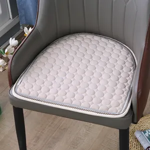 Vue détaillée de coussin de chaise en fer à cheval avec rembourrage doux et confortable.