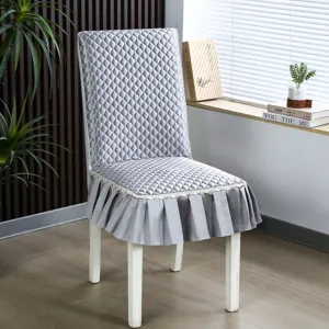 Housse de chaise matelassée grise avec dentelle et jupe plissée, idéale pour salle à manger.