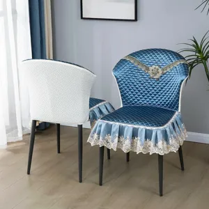 Housse de chaise matelassée épaisse avec bordure en dentelle élégante et design de luxe.
