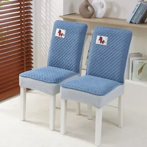 Housse de chaise de salle à manger matelassée bleue avec broderie de cheval rouge.