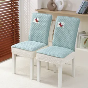 Housse de chaise de salle à manger matelassée, dossier bleu clair et housse blanche maison.