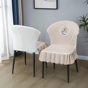 Vue détaillée de la housse de chaise matelassée avec élégante broderie de cerf et volant.