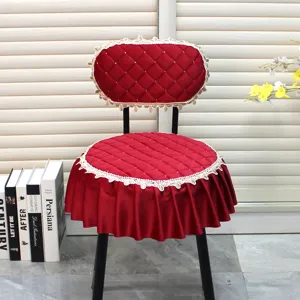 Dicker runder Stuhlbezug mit eleganter Rüsche und gestepptem Samt-Design für Esszimmer.