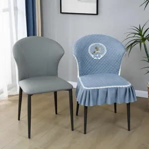 Housse de chaise matelassée avec motif de cerf brodé, tissu doux, ajustement universel élégant.