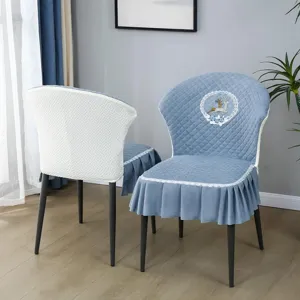 Vue détaillée de la housse de chaise de luxe, tissu matelassé bleu, broderie de cerf et dentelle.