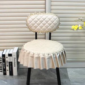 Nahaufnahme von beige gestepptem Stuhlkissen und Lehnenbezug mit eleganter Rüsche.