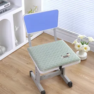 Détail de coussin d'assise étudiant en mousse à mémoire, coussin de chaise à carreaux verts.