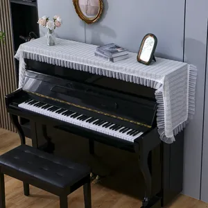 Housse de protection anti-poussière pour piano en dentelle blanche de style français élégant.