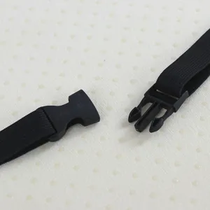 Gros plan sur la boucle en plastique noir et la sangle sur le coussin antidérapant