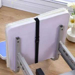 Vue détaillée du bas du coussin d'assise en mousse à mémoire avec sangle pour chaises de classe.