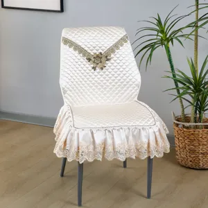Gedetailleerd overzicht van de gewatteerde eetkamerstoelhoezen met elegant bloemenborduurwerk.
