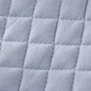 Détail de tissu de coussin de chaise matelassé bleu clair, rembourrage en peluche douce.
